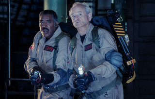 Η αριστερή οθόνη: Οι Ghostbusters επιστρέφουν για να σώσουν τον κόσμο
