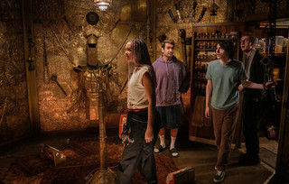 Η αριστερή οθόνη: Οι Ghostbusters επιστρέφουν για να σώσουν τον κόσμο
