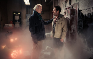 Η αριστερή οθόνη: Οι Ghostbusters επιστρέφουν για να σώσουν τον κόσμο
