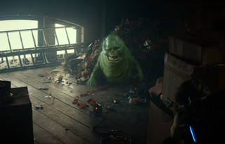 Η αριστερή οθόνη: Οι Ghostbusters επιστρέφουν για να σώσουν τον κόσμο
