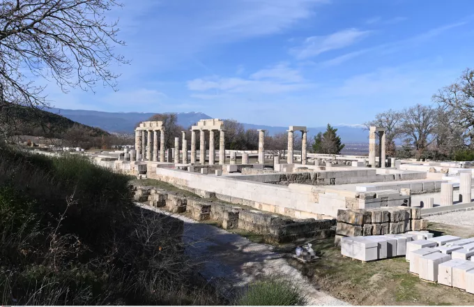 Η Αρχαιολόγος Αγγελική Κοτταρίδη «ξενάγησε» αναγνώστες στο Ανάκτορο του Φιλίππου Β' στις Αιγές από το Μουσείο της Ακρόπολης 
