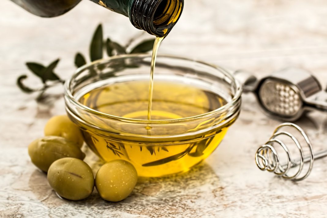 Η καθημερινή κατανάλωση ελαιόλαδου μειώνει τις πιθανότητες εμφάνισης άνοιας: Νέες έρευνες επιβεβαιώνουν τα οφέλη της μεσογειακής διατροφής 
