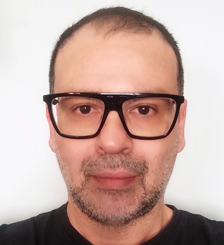 Η Κριτική Οπτική στον Κόσμο των Κοινωνικών Δικτύων" - Ένα Νέο Πρίσμα για την Ψηφιακή Πραγματικότητα
