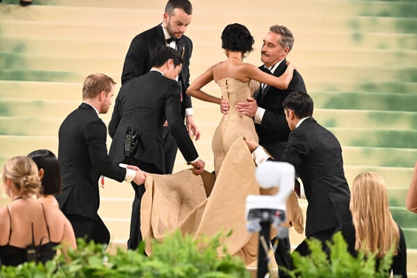«Η μεταμόρφωση των γυναικών στο Met Gala: Όταν η μόδα γίνεται απερίγραπτα εξωφρενική»
