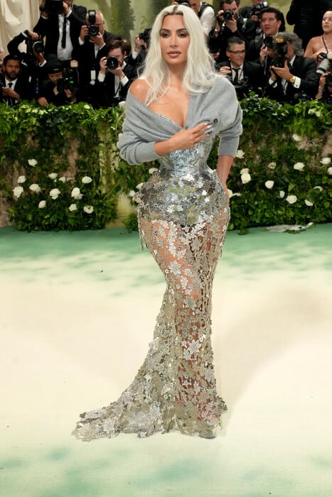 «Η μεταμόρφωση των γυναικών στο Met Gala: Όταν η μόδα γίνεται απερίγραπτα εξωφρενική»
