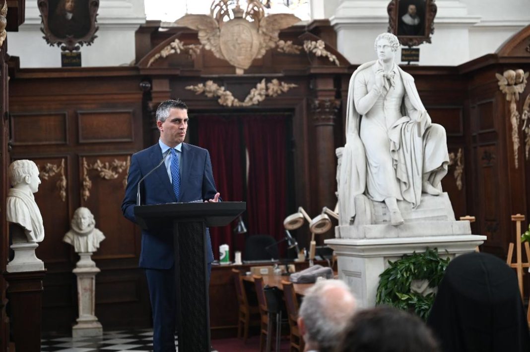 Η μνήμη του Λόρδου Βύρωνα: Μια εορταστική επίσκεψη στο Λονδίνο

