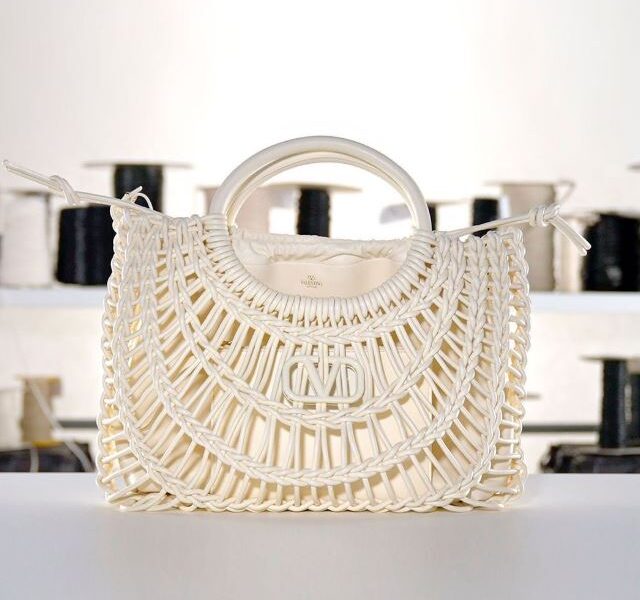 Η πλεκτή τσάντα της Maison Valentino: Μία αριστούργημα γεμάτη μοναδικότητα
