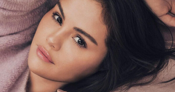 Η Selena Gomez: Μούσα του μανικιούρ με το τέλειο look για την άνοιξη
