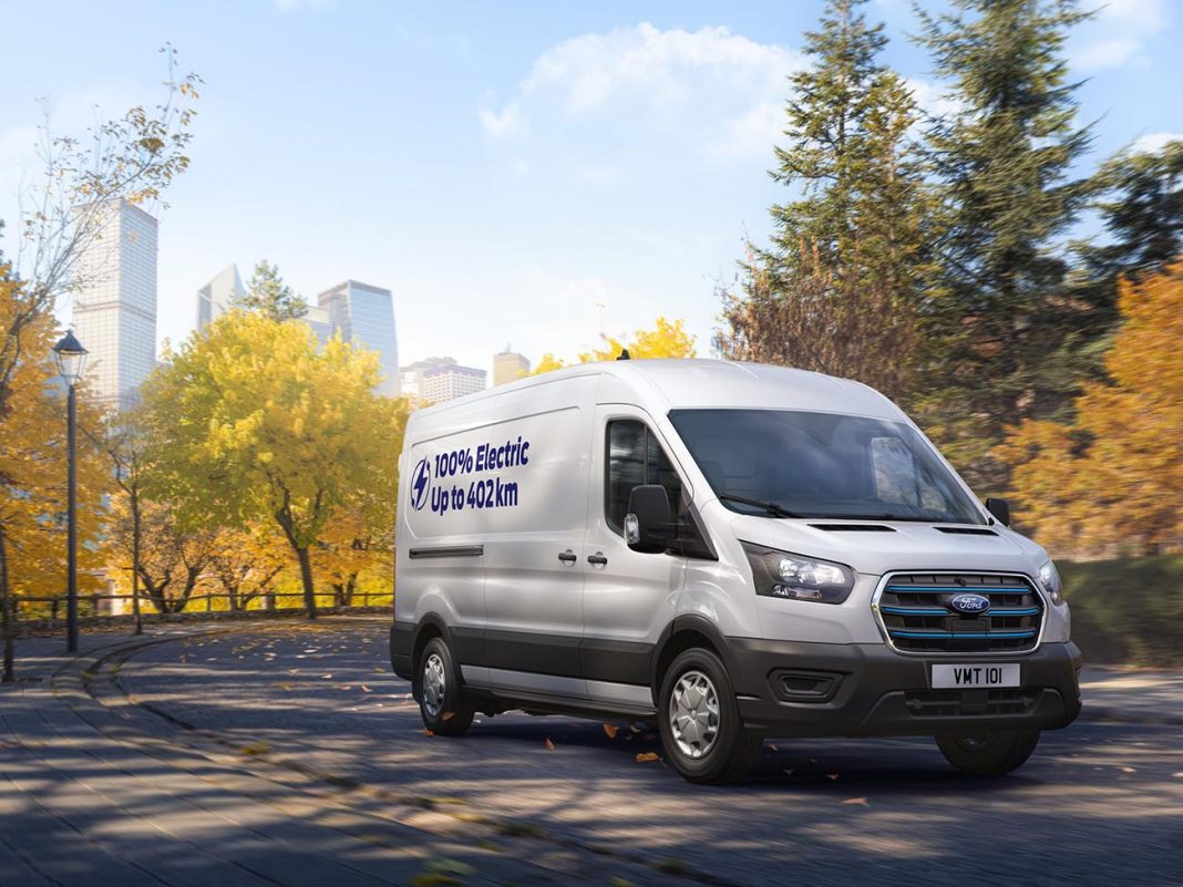 Νέα αναβαθμισμένη έκδοση του Ford Pro E-Transit με μεγαλύτερη αυτονομία και γρηγορότερη φόρτιση
