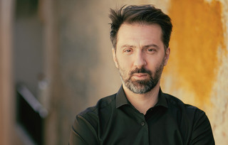 Νέα Μουσική Συνεύρεση με τους Έλληνες καλλιτέχνες Τιμόθεο Γαβριηλίδη-Πέτριν και Βασίλη Βαρβαρέσο 
