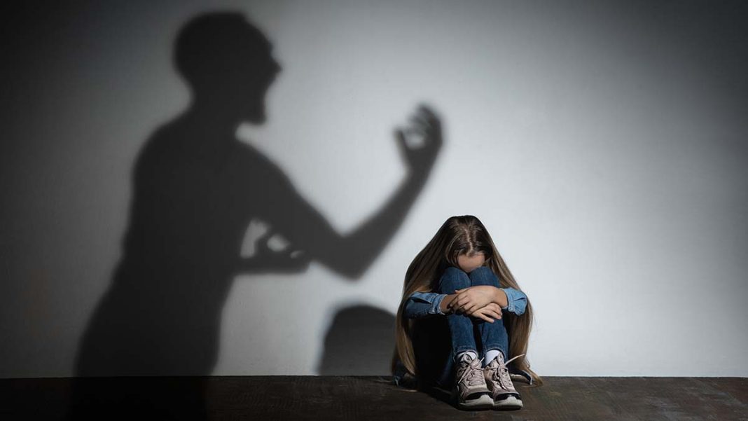 Νέα τηλεφωνική γραμμή για την προστασία των ανηλίκων: Ο ρόλος του 10201 στην αντιμετώπιση των περιστατικών βίας 
