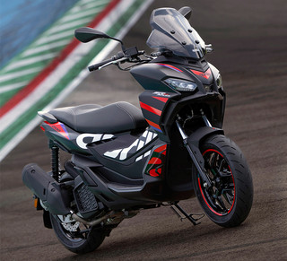 Νέο Aprilia SR GT Replica: Το urban adventure σκούτερ με αγωνιστική εμφάνιση
