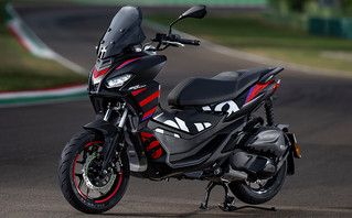 Νέο Aprilia SR GT Replica: Το urban adventure σκούτερ με αγωνιστική εμφάνιση
