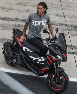 Νέο Aprilia SR GT Replica: Το urban adventure σκούτερ με αγωνιστική εμφάνιση

