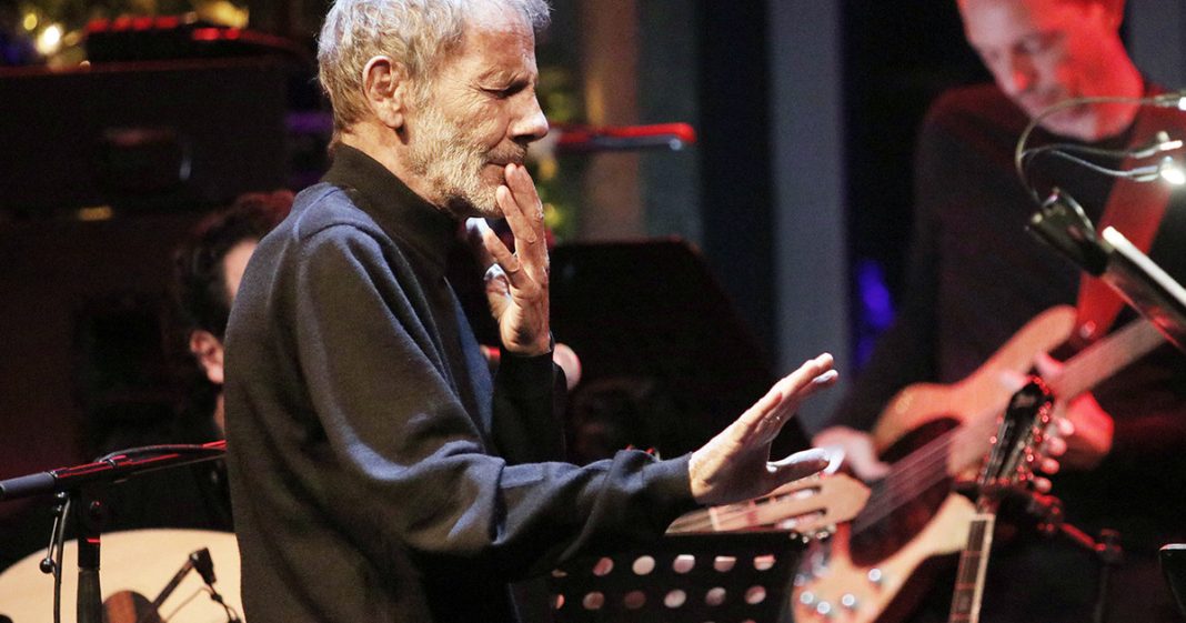 Νέος Ο ξεχωριστός κόσμος του Σταύρου Ξαρχάκου: Όταν ο μικρός Βάκης ανακάλυπτε τη μαγεία της μουσικής