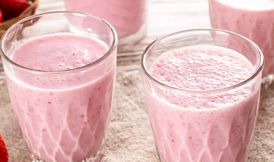 Νόστιμη επιλογή: Φρουτώδες smoothie φράουλα με κακάο και νιφάδες βρόμης
