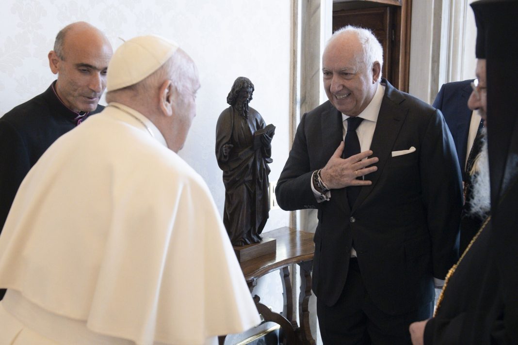 Ο Καραγεώργης συναντά τον Πάπα Φραγκίσκο: Μια συνάντηση που αντανακλά το φιλανθρωπικό έργο του ζεύγους