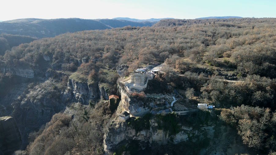 Ο Μαγευτικός Καταρράκτης της Μονής Παμμεγίστων Ταξιαρχών Τσούκας: Ένας Φυσικός Θησαυρός που Γοητεύει
