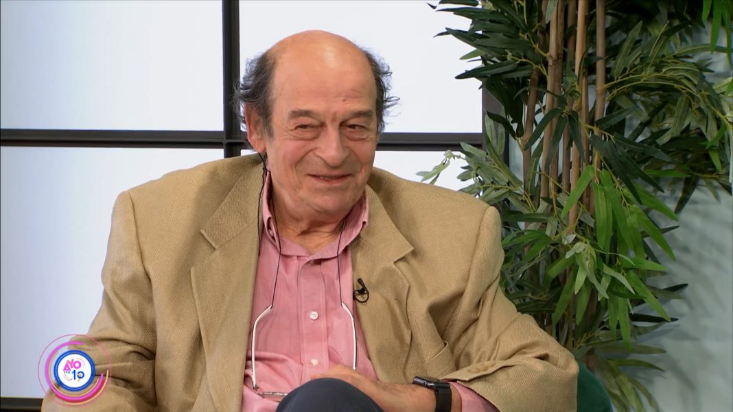 Ο Μανούσος Μανουσάκης μοιράζεται μοναδικές στιγμές από τη ζωή του και μιλά για τη νέα του σειρά
