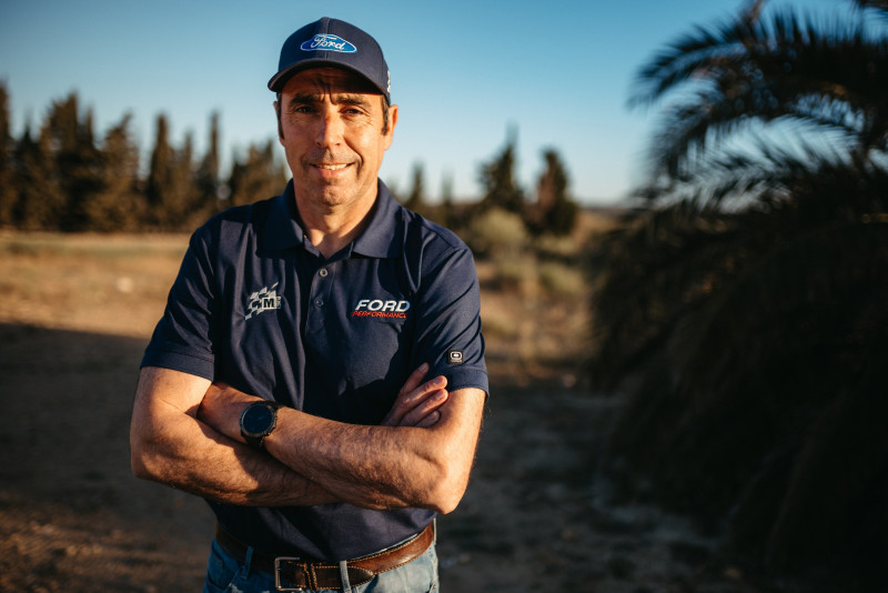 Οδηγοί Carlos Sainz Sr. και Nani Roma εντάσσονται στην ομάδα της Ford Performance για το Ράλι Ντακάρ 2025
