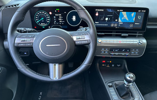 Οδηγούμε το Hyundai Kona - Ένα σύγχρονο B-SUV με υβριδική τεχνολογία
