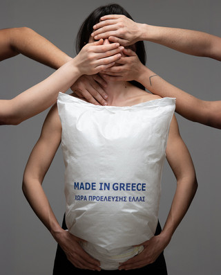 Πώς ένα απαγορευμένο ειδύλλιο στον Εμφύλιο, φέρνει στο σανίδι ιστορίες κακοποιημένων γυναικών