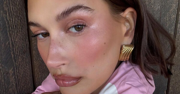 Πώς η Hailey Bieber μάχεται με την περιστοματική δερματίτιδα: Τι ισχύει για το πρόβλημα και πώς το αντιμετωπίζει η διάσημη σταρ
