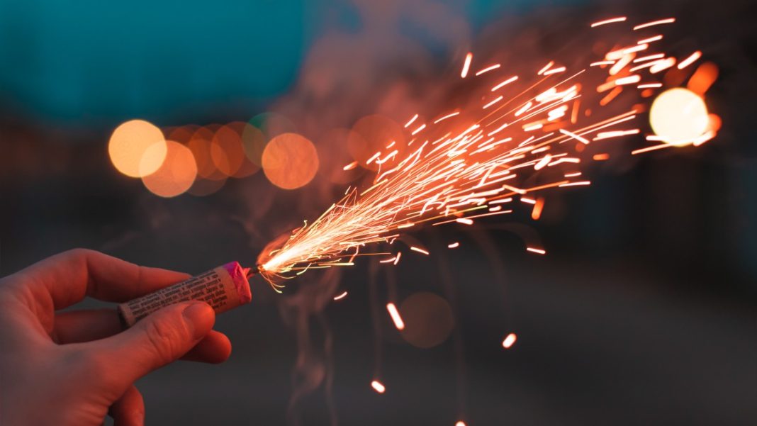 Πρόληψη ατυχημάτων με βεγγαλικά και κροτίδες: Πώς να προστατευθείτε
