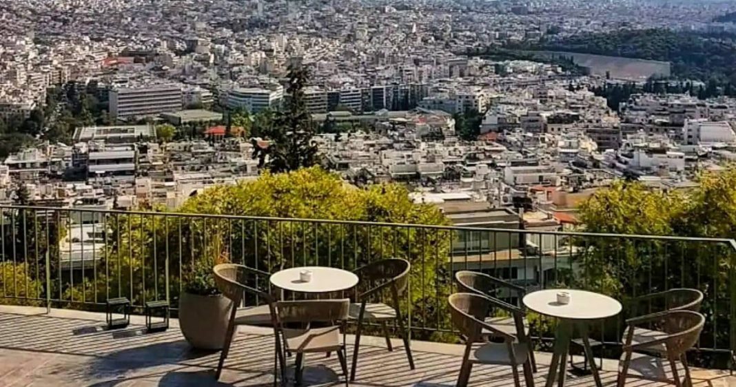 Ψηλά στα ουράνια: Απολαύστε τη μαγευτική Αθήνα από ψηλά
