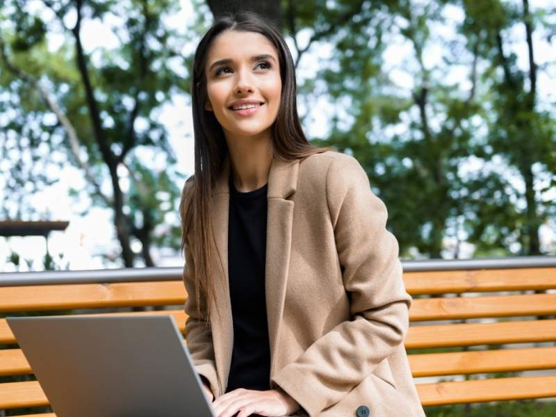 Συνδυάζοντας καθημερινά φορέματα με γυναικεία πανωφόρια για ένα στιλάτο φθινόπωρο