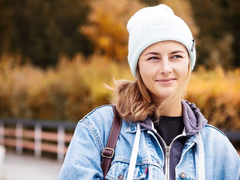 Συνδυάζοντας καθημερινά φορέματα με γυναικεία πανωφόρια για ένα στιλάτο φθινόπωρο"