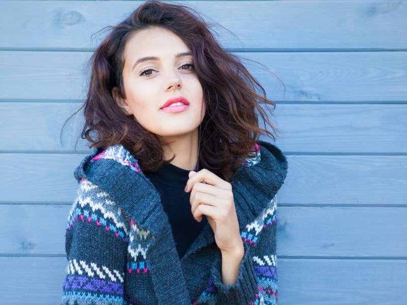 Συνδυάζοντας καθημερινά φορέματα με γυναικεία πανωφόρια για ένα στιλάτο φθινόπωρο"