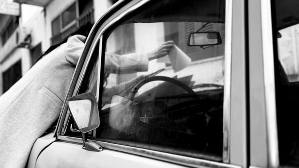 «ΤΑΝΚ/ Όλη Νύχτα Εδώ»: Μια επαναστατική παράσταση για την διέγερση μιας γενιάς
