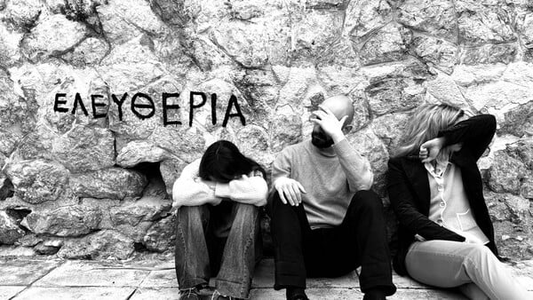 «ΤΑΝΚ/ Όλη Νύχτα Εδώ»: Μια επαναστατική παράσταση για την διέγερση μιας γενιάς

