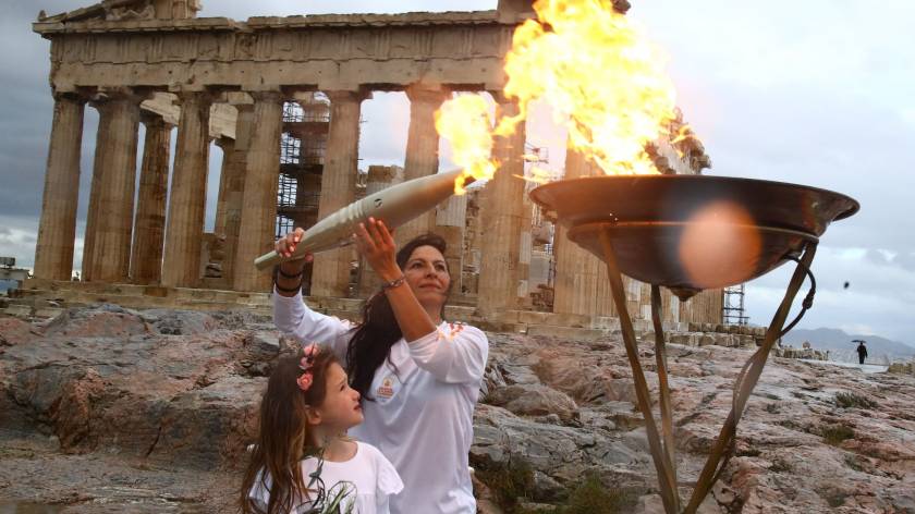Το αξέχαστο ταξίδι της Ολυμπιακής Φλόγας στους δρόμους της Αθήνας
