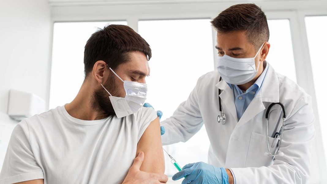 Το εμβόλιο AstraZeneca: Σαφήνεια για τις παρενέργειες και αλήθειες που πρέπει να γνωρίζουμε
