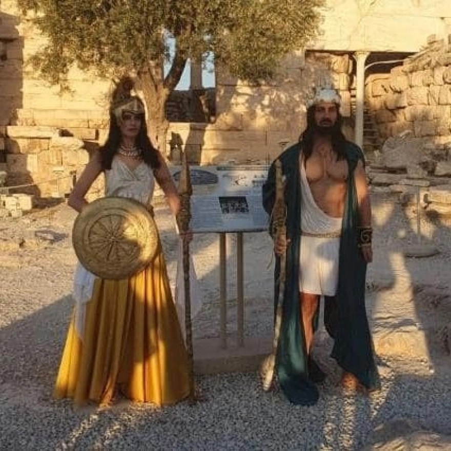Χλαμύδες και Προκλητικότητα στην Ακρόπολη: Νέα ΕΔΕ για τους τουρίστες που προσέβαλαν τον Ιερό Βράχο