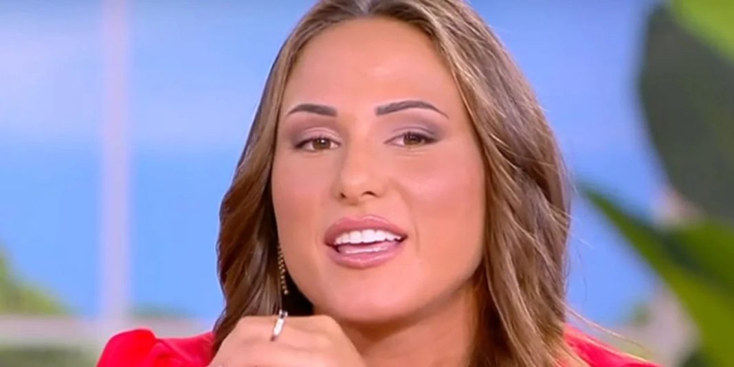 Χρήστος Δάντης δίνει μονόπετρο δαχτυλίδι στην Ασημίνα Χατζηανδρέου: Μια ιστορία αγάπης στα ύψη
