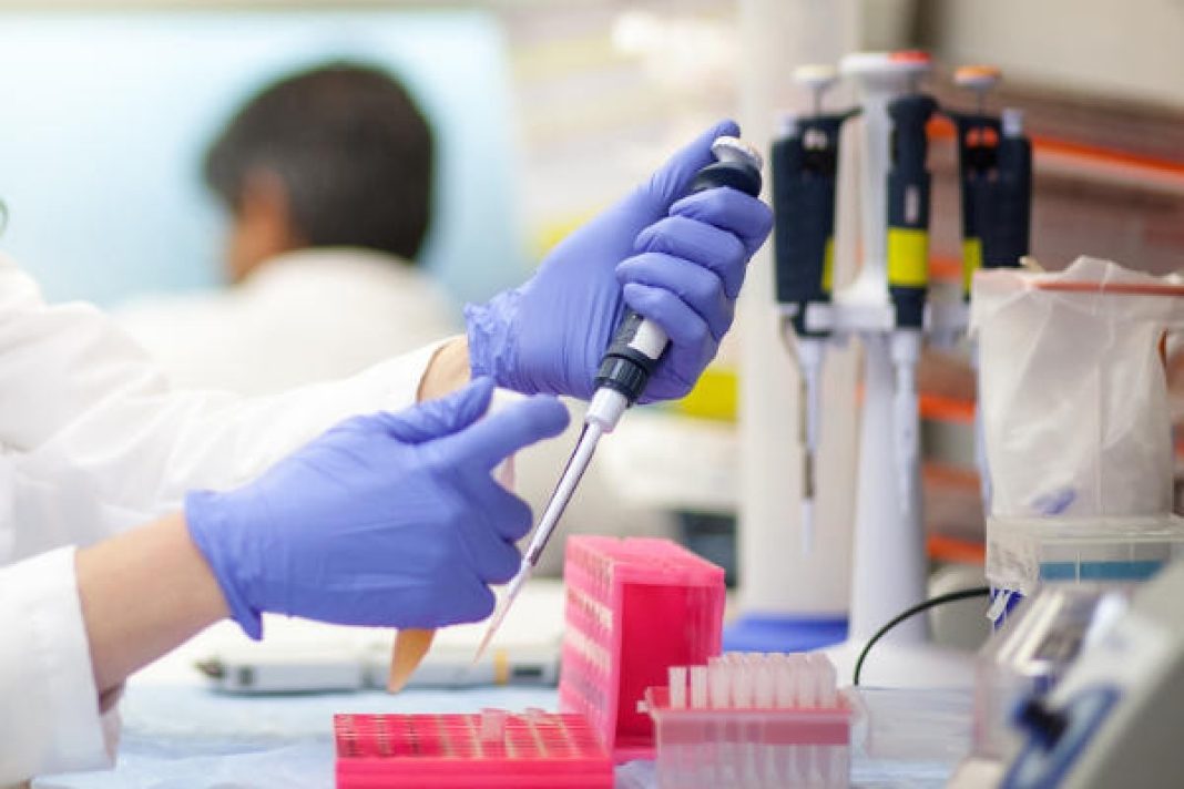 Αυξημένη αποχή των εργαστηριακών γιατρών: Κρίσιμη συνάντηση για το μέλλον τους
