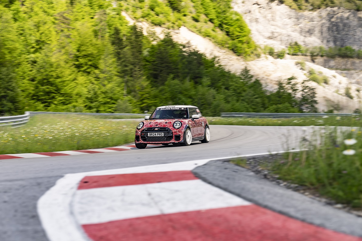 Δυναμική εμφάνιση του Mini John Cooper Works στον αγώνα των 24 Ωρών του Νίρμπουργκρινγκ! (βίντεο)
