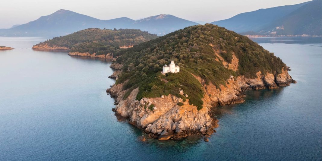 Επίγειος Παράδεισος: Η Καταγωγή του Silver Island Yoga και η Εμπειρία της Υόγκα

