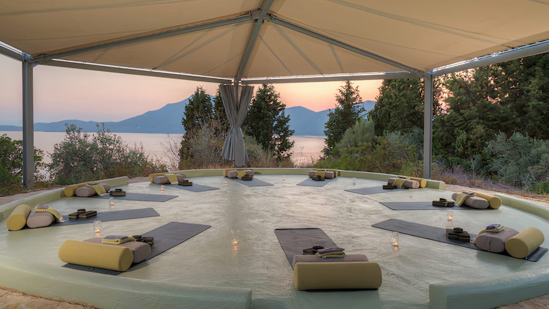 Επίγειος Παράδεισος: Η Καταγωγή του Silver Island Yoga και η Εμπειρία της Υόγκα
