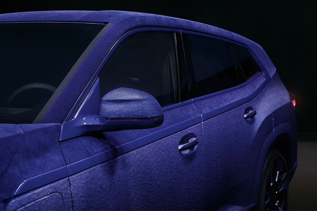 Η BMW παρουσιάζει το πρώτο της high fashion αυτοκίνητο, εμπνευσμένο από τη Naomi Campbell