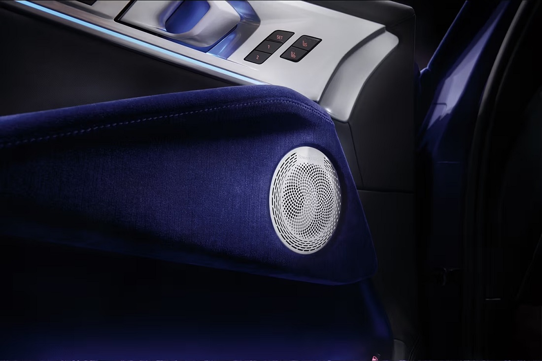 Η BMW παρουσιάζει το πρώτο της high fashion αυτοκίνητο, εμπνευσμένο από τη Naomi Campbell