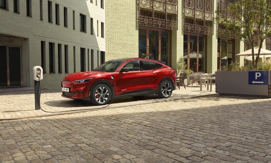 Η Ford περιορίζει τις παραγγελίες μπαταριών ενώ επιδιώκει νέες προοπτικές στα ηλεκτρικά αυτοκίνητα