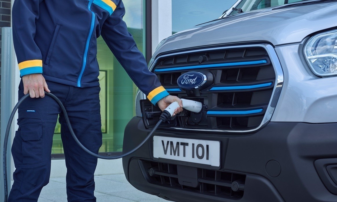 Η Ford περιορίζει τις παραγγελίες μπαταριών ενώ επιδιώκει νέες προοπτικές στα ηλεκτρικά αυτοκίνητα"
