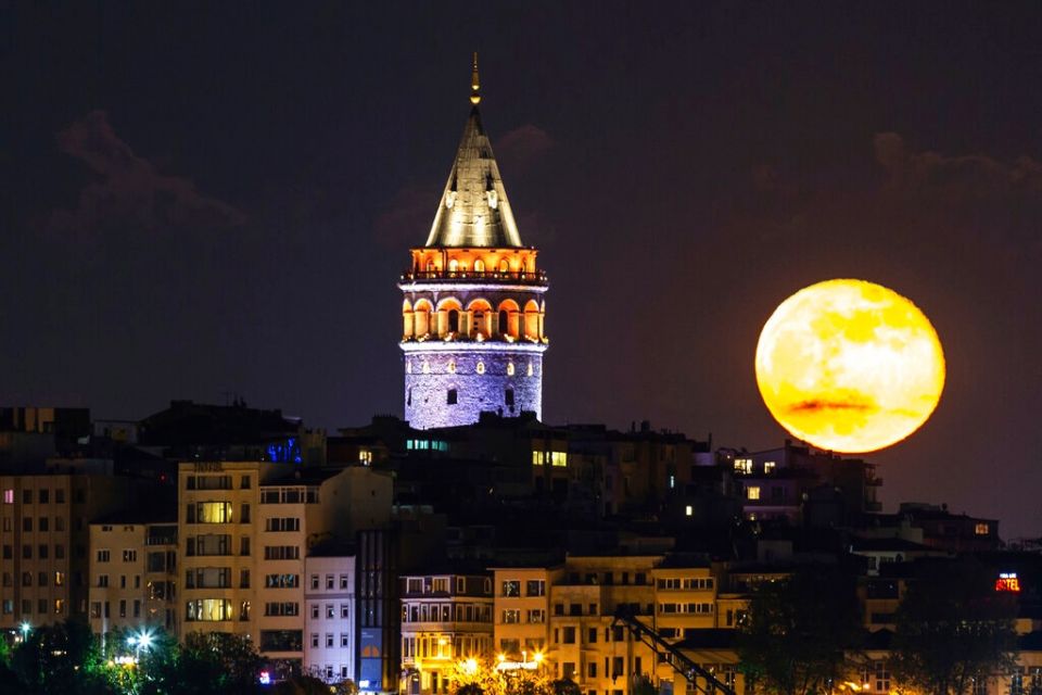 Η μαγευτική Πανσέληνος των Λουλουδιών φωτίζει τον ουρανό και ανατέλλει δίπλα στο λαμπρότερο αστέρι του Σκορπιού.
