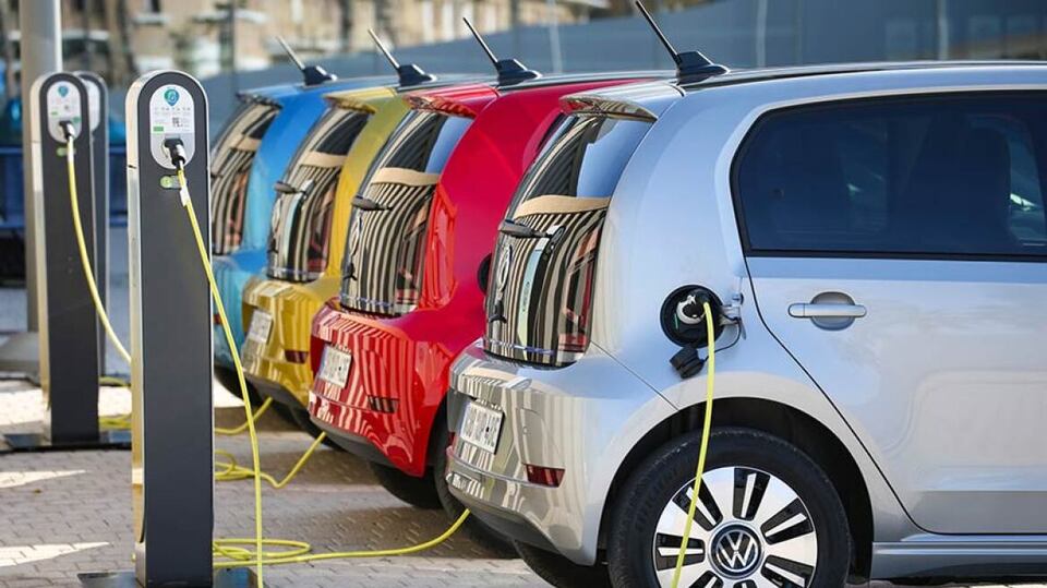 Ηλεκτρικά αυτοκίνητα στην Ευρώπη - Αναδιαμόρφωση της αυτοκινητοβιομηχανίας για μείωση των ρύπων κατά 37%
