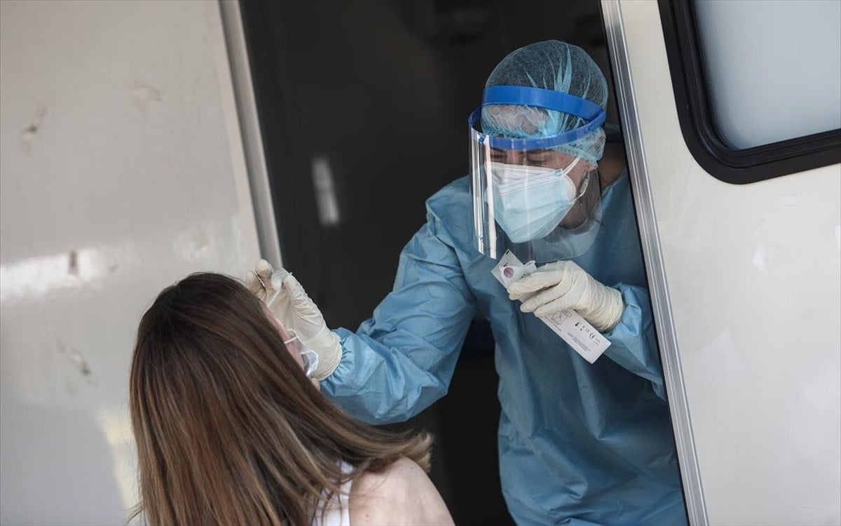 Νέα στοιχεία από το ΕΟΔΥ: Λιγότεροι θάνατοι και διασωληνωμένοι από κορονοϊό, μειώθηκε η θετικότητα για γρίπη
