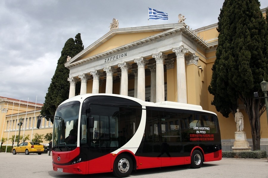 Νέοι ρυθμοί κυκλοφορίας για τα ηλεκτρικά λεωφορεία στην Αθήνα, αντιστάσεις από τους οδηγούς ταξί

